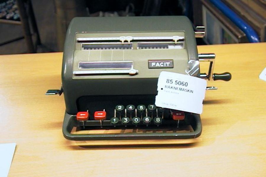 Räknemaskin, Facit, kuriosa. Metropol Auktioner i Tema Retro (5060 tal) på Metropol Auktioner den 19 november